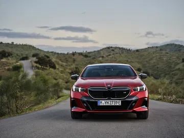 Vista trasera del BMW Serie 5 destacando su diseño distintivo y luces LED.