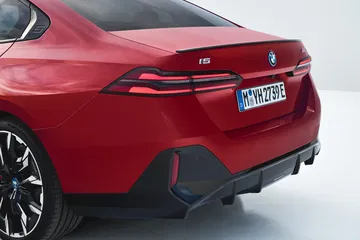 Vista angular trasera del BMW Serie 5, destacando su diseño y líneas aerodinámicas.