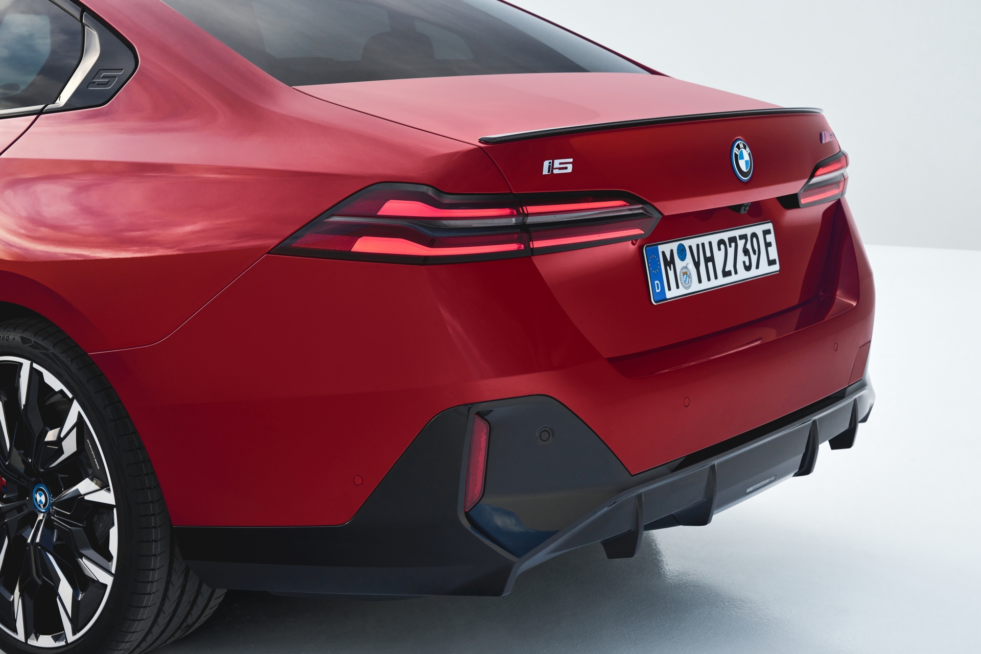 Vista angular trasera del BMW Serie 5, destacando su diseño y líneas aerodinámicas.