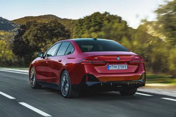 Vista trasera y lateral del BMW Serie 5 en movimiento.