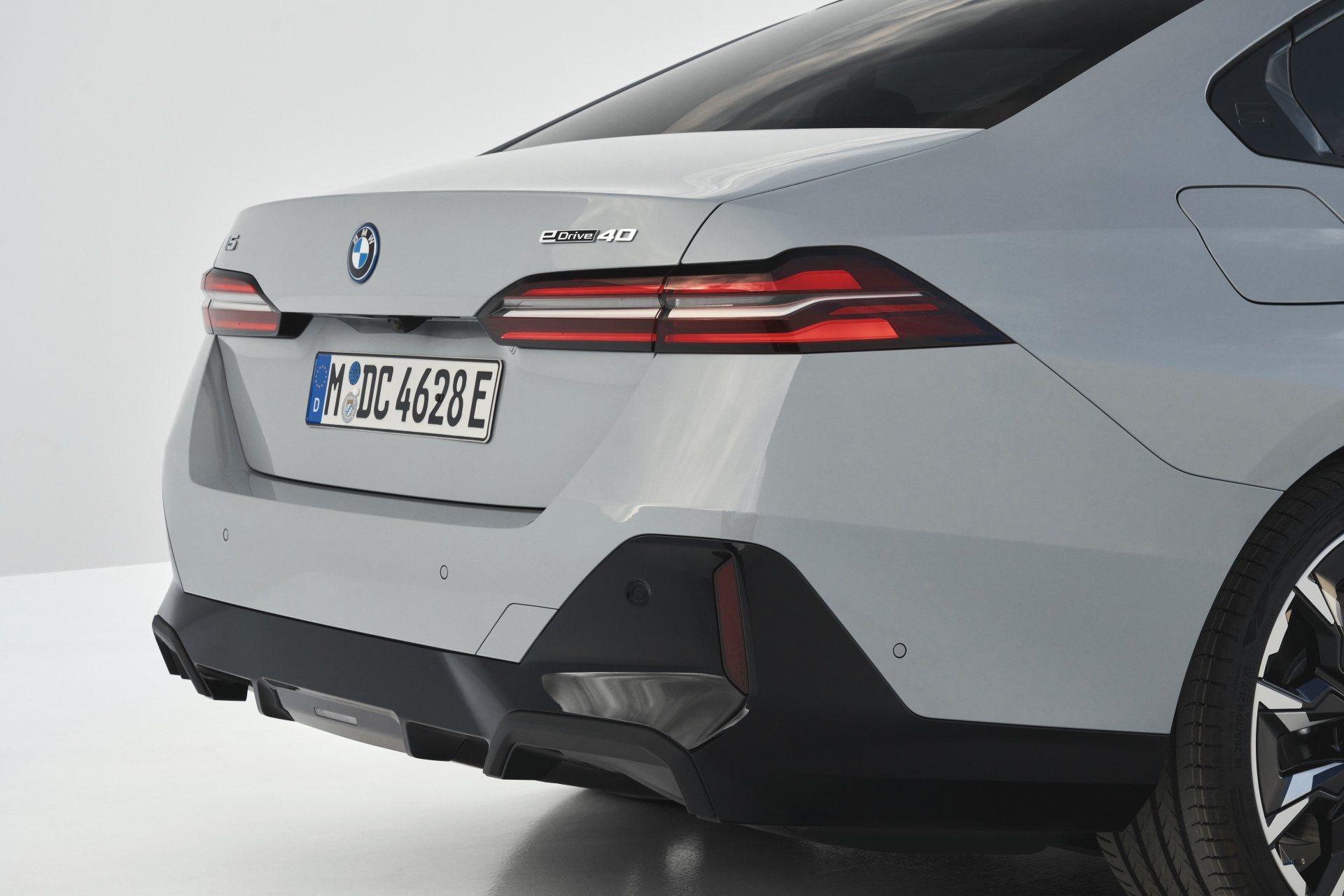 Vista trasera y lateral del BMW Serie 5, destacando el diseño de la óptica trasera