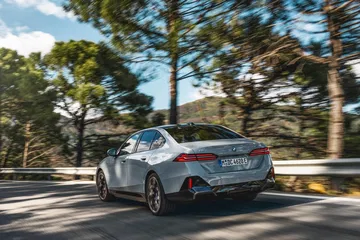 Vemos el BMW Serie 5 destacando su elegante diseño trasero y lateral.