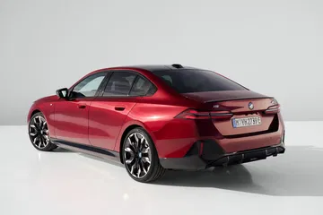 BMW Serie 5 mostrando su diseño elegante desde un ángulo trasero-lateral.