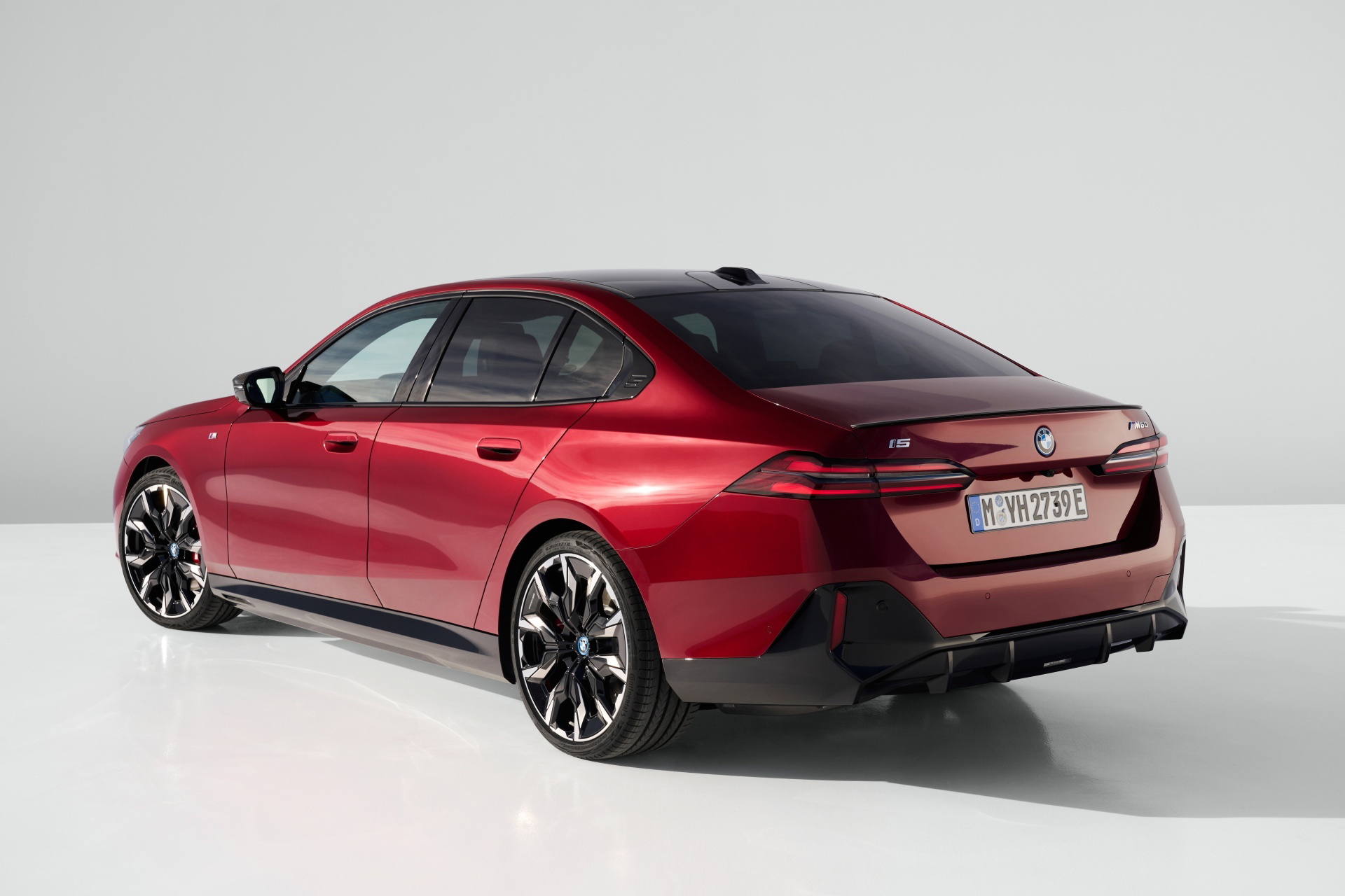 BMW Serie 5 mostrando su diseño elegante desde un ángulo trasero-lateral.