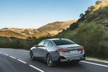 Vista dinámica que captura la elegancia y deportividad del BMW Serie 5.