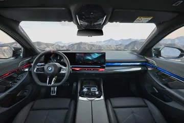 Vista frontal del habitáculo: diseño elegante y tecnología avanzada.