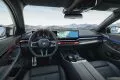 Vista del puesto de conducción del BMW Serie 5, destacando su tecnología y ergonomía.