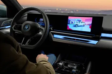 Vista de la zona del conductor con énfasis en ergonomía y calidad de materiales.