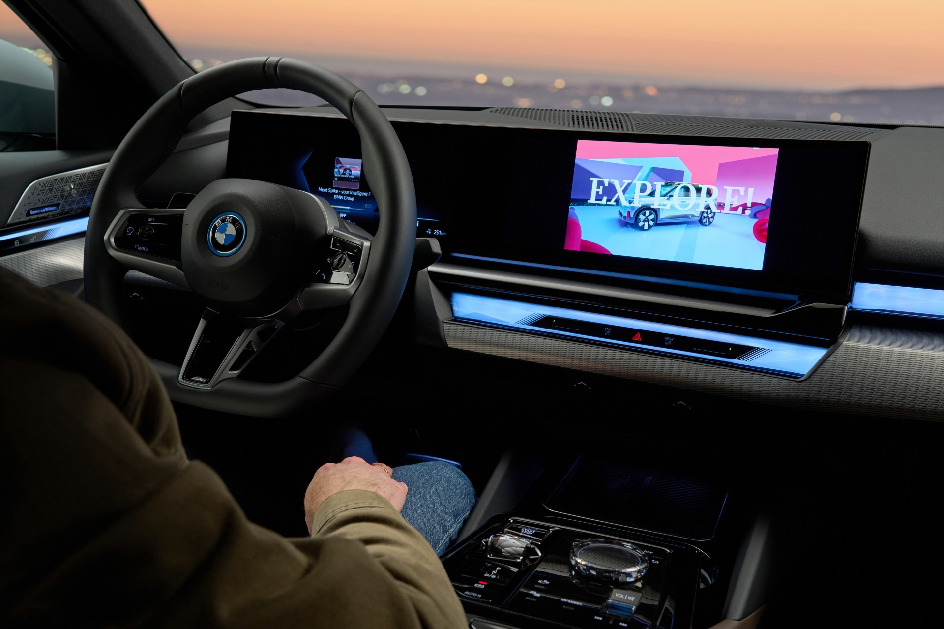 Vista de la zona del conductor con énfasis en ergonomía y calidad de materiales.