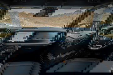 Vista frontal del tablero y volante del Ford Bronco, destacando su diseño robusto y tecnológico.