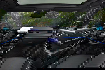 Vista frontal del habitáculo del Honda e:Ny1 destacando su diseño moderno y tecnológico.