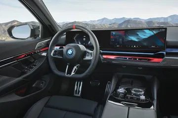 Vista moderna y tecnológica del tablero y volante del BMW Serie 5.