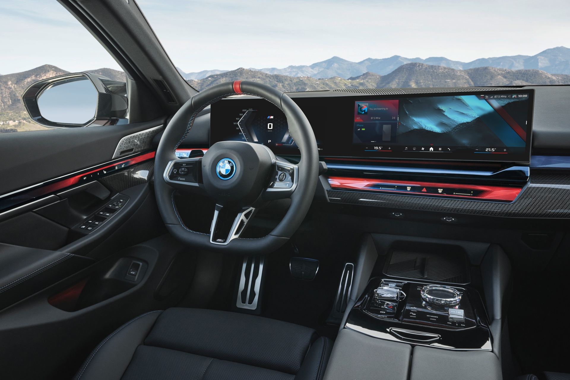 Vista moderna y tecnológica del tablero y volante del BMW Serie 5.