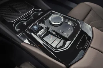 Consola central de BMW Serie 5 con acabados de alta calidad.