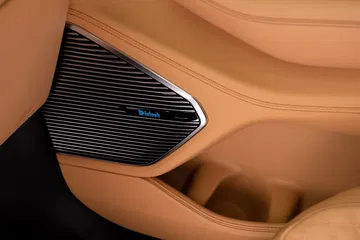 Vista de un altavoz premium integrado en el interior del Jeep Grand Cherokee