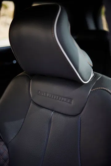 Visión cercana de los asientos de cuero con el emblema 'Grand Cherokee'.