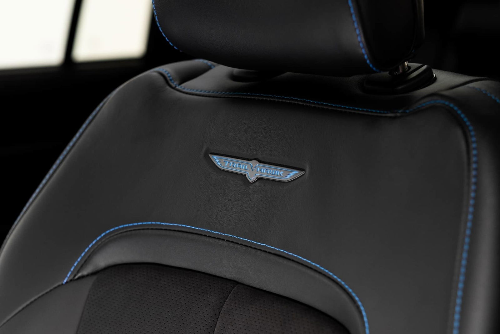 Bordado distintivo en el reposacabezas de un Jeep Grand Cherokee. Bordado distintivo en el reposacabezas de un Jeep Grand Cherokee.