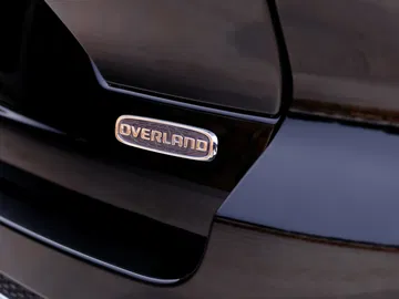 Emblema distintivo Jeep Grand Cherokee, símbolo de robustez.