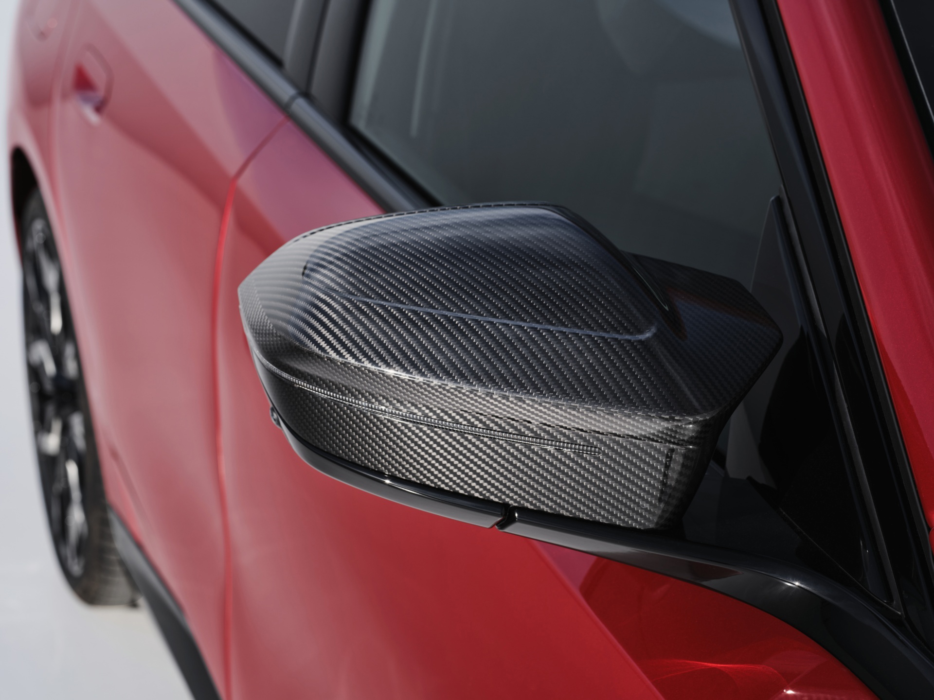 Espejo retrovisor con acabado en fibra de carbono, muestra la atención al detalle.