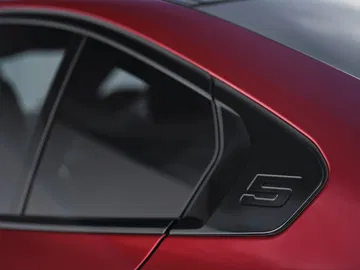 Marco de ventana de BMW Serie 5 con acabados premium.