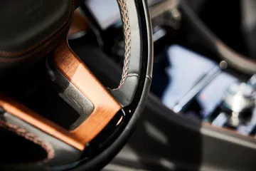 Vista parcial de la maquinaria del Jeep Grand Cherokee, enfocando un componente.