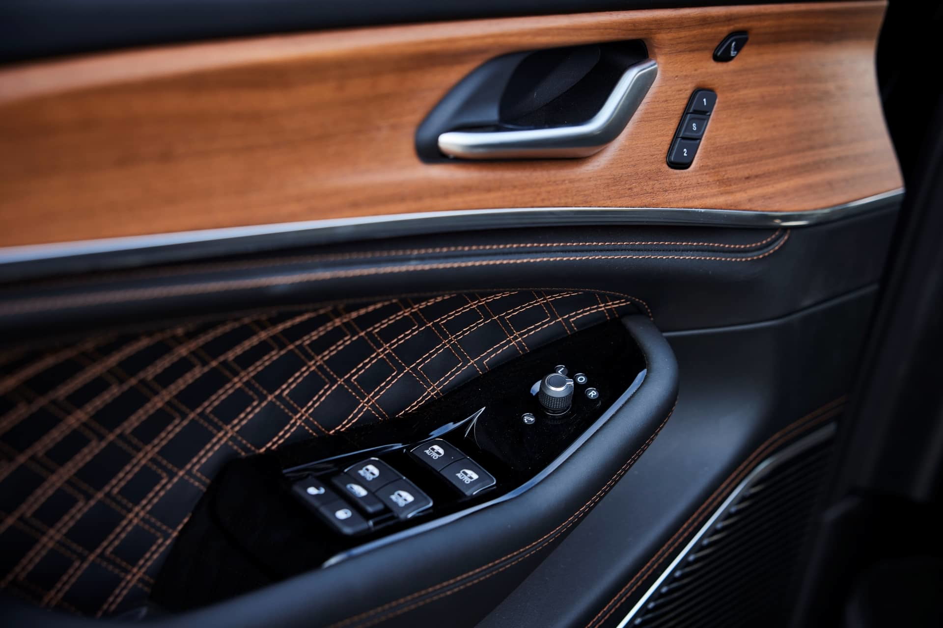 Maderas nobles y controles elegantes en la puerta del Grand Cherokee.