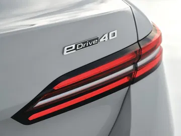 Vista cercana del diseño distintivo en grupos ópticos traseros BMW Serie 5.