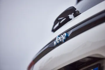 Vista detallada del emblema y diseño trasero del Jeep Grand Cherokee.