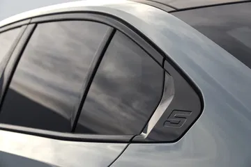 Vista del detalle del triángulo de la ventana en un BMW Serie 5.