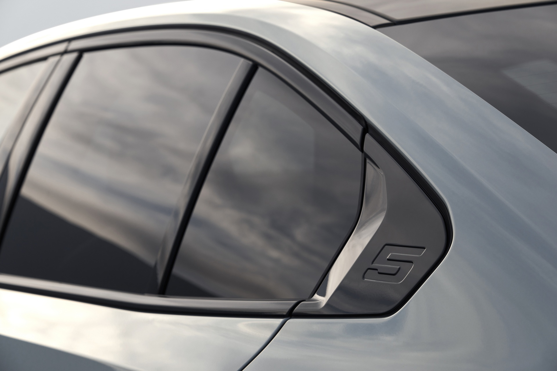 Vista del detalle del triángulo de la ventana en un BMW Serie 5.
