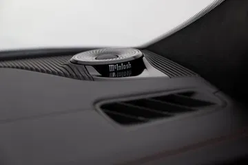 Visión cercana de la consola central del Jeep Grand Cherokee.