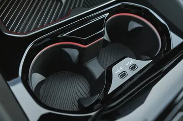 Vista de los portavasos de un BMW Serie 5, acabado en materiales de alta calidad.