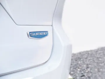 Vista del emblema distintivo del Jeep Grand Cherokee.