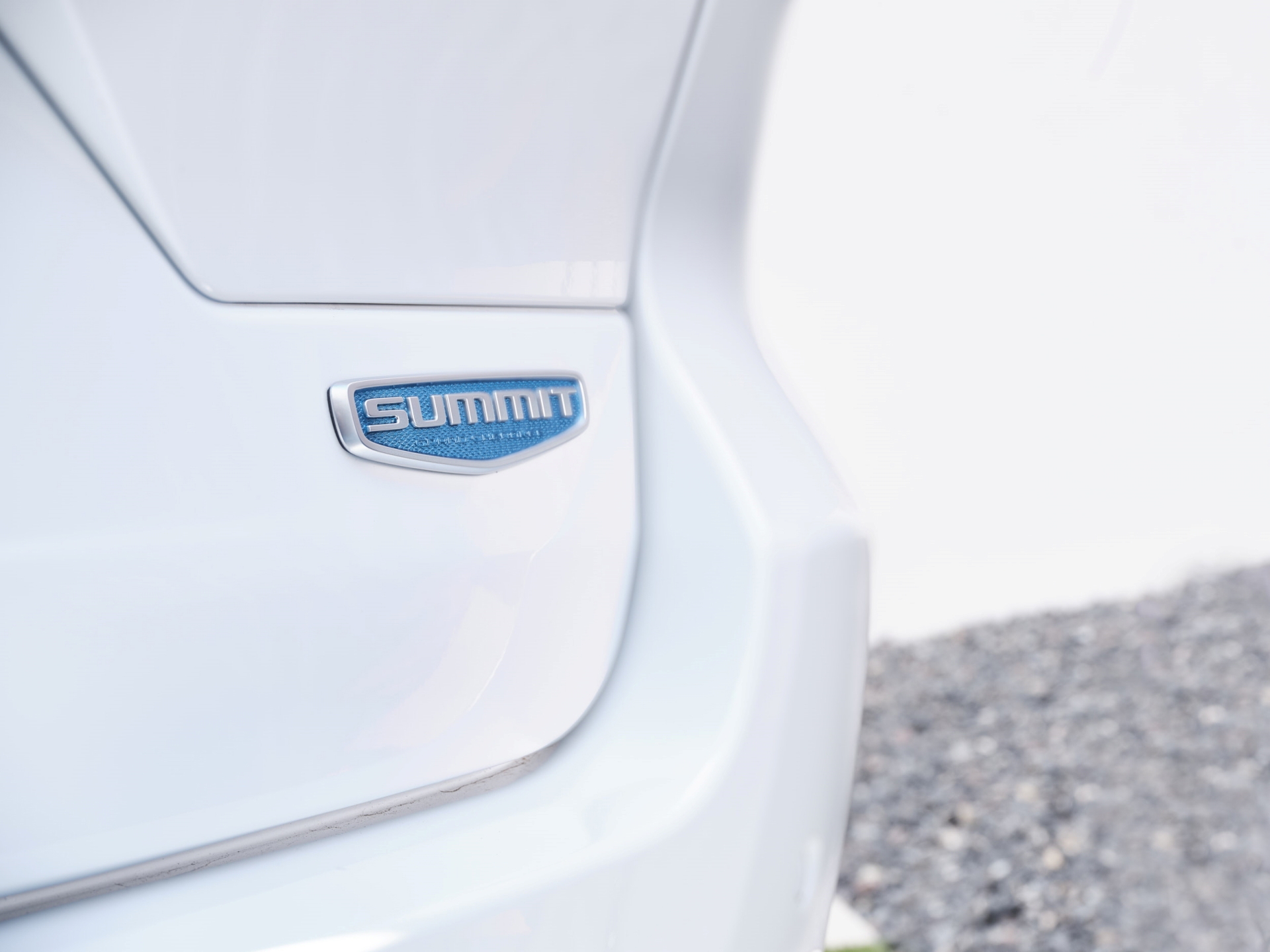 Vista del emblema distintivo del Jeep Grand Cherokee.