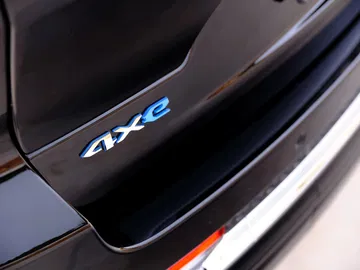 Detalle del distintivo 4xe en el exterior del Jeep Grand Cherokee.