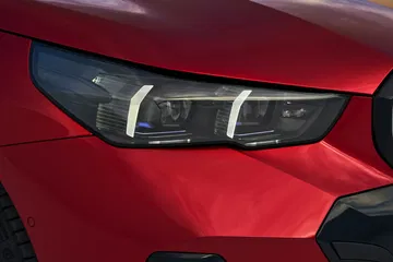 Vista cercana del faro delantero LED del BMW Serie 5, mostrando diseño y tecnología.