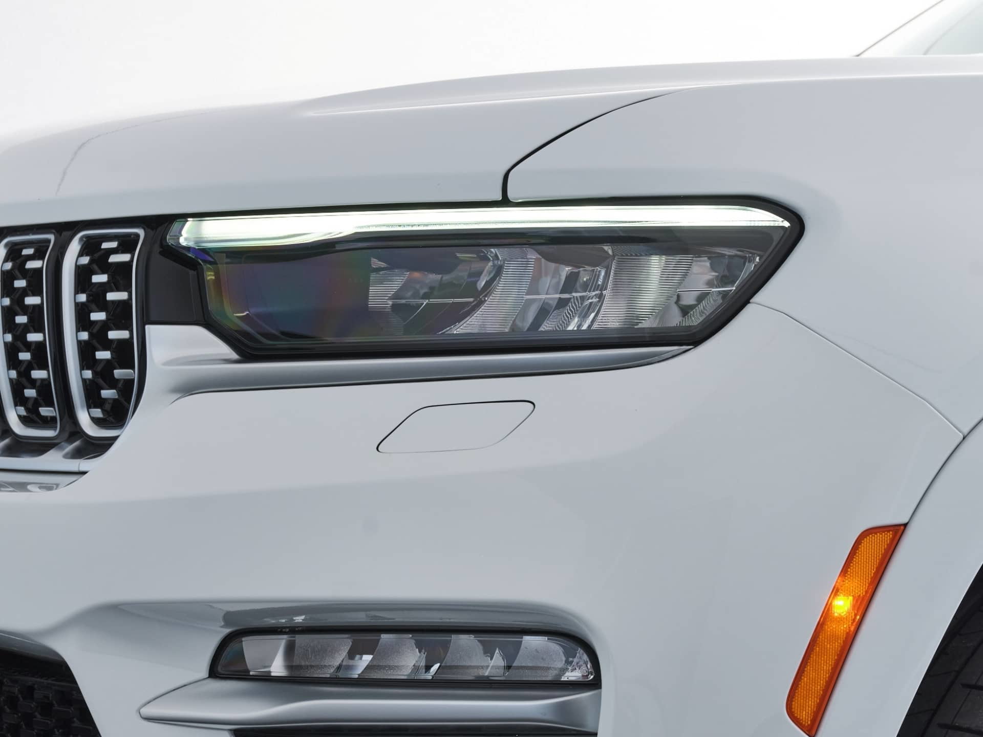 Vista en detalle del faro delantero del Jeep Grand Cherokee, con tecnología LED.