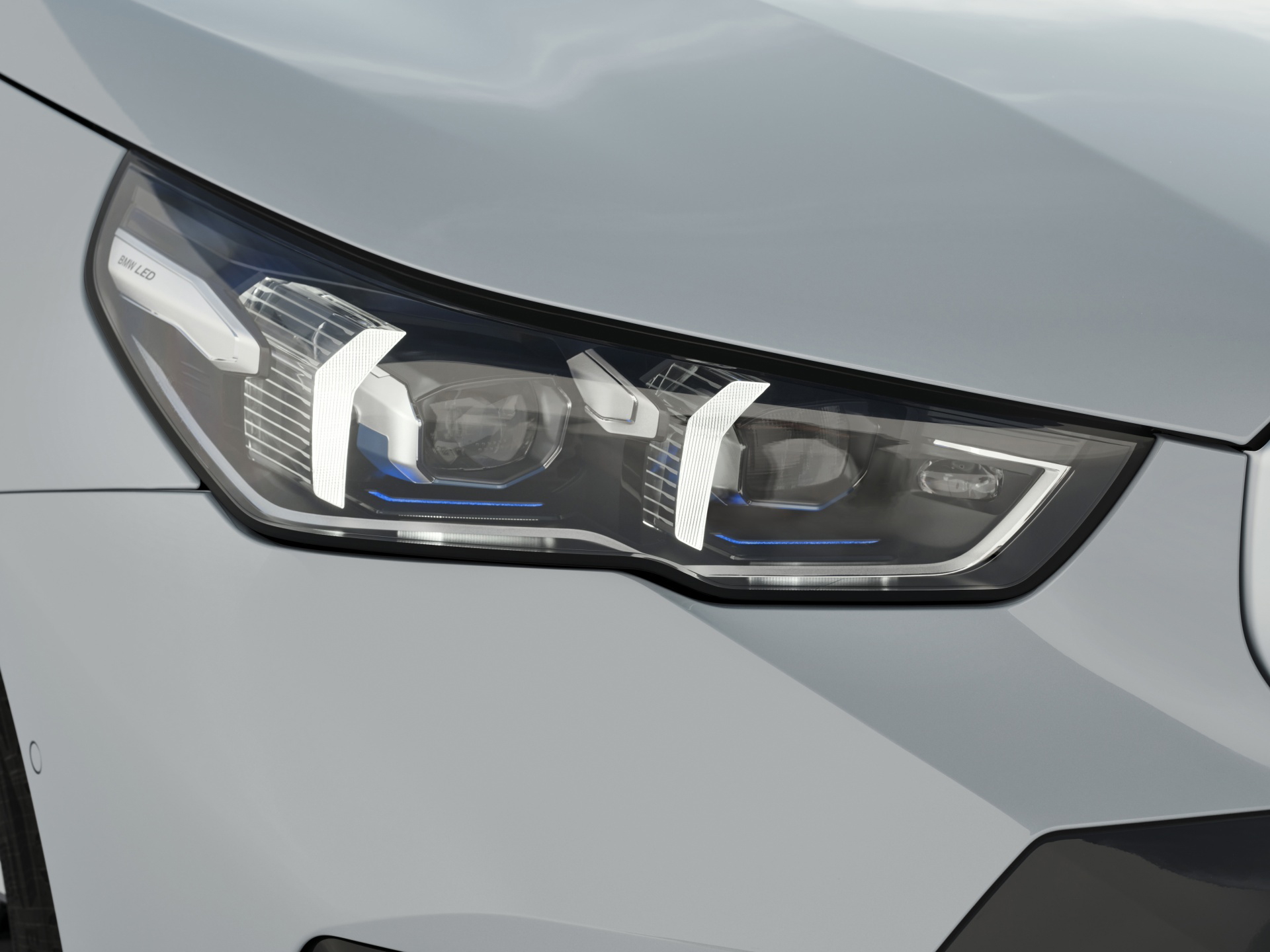 Vista cercana del faro LED de última generación del BMW Serie 5.