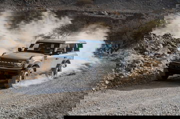 Ford Bronco superando con maestría un camino de tierra