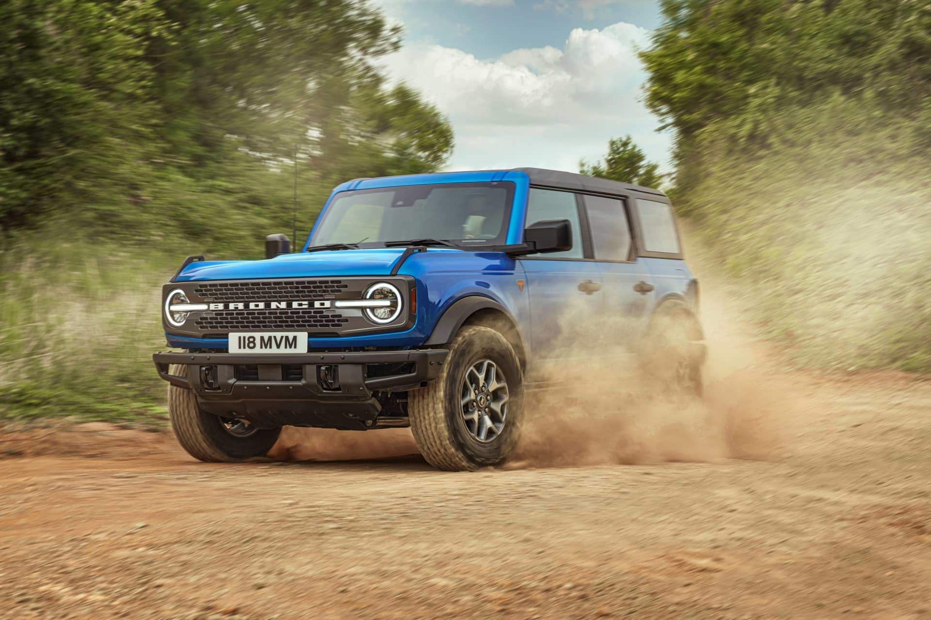 Ford Bronco sorteando obstáculos con destreza en terreno polvoriento.