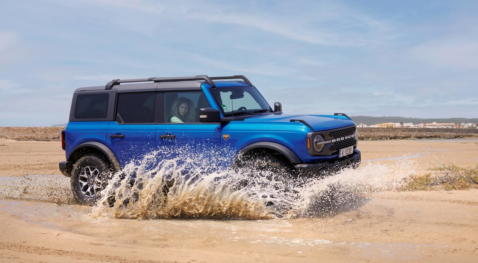 El Ford Bronco surcando terreno arenoso con dinamismo y robustez