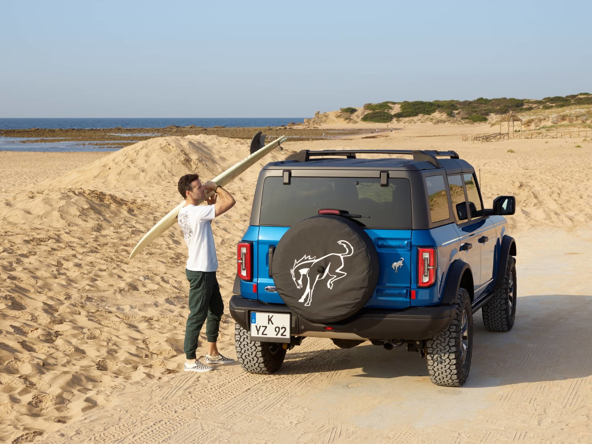 Vista lateral y trasera del Ford Bronco en un entorno de playa.