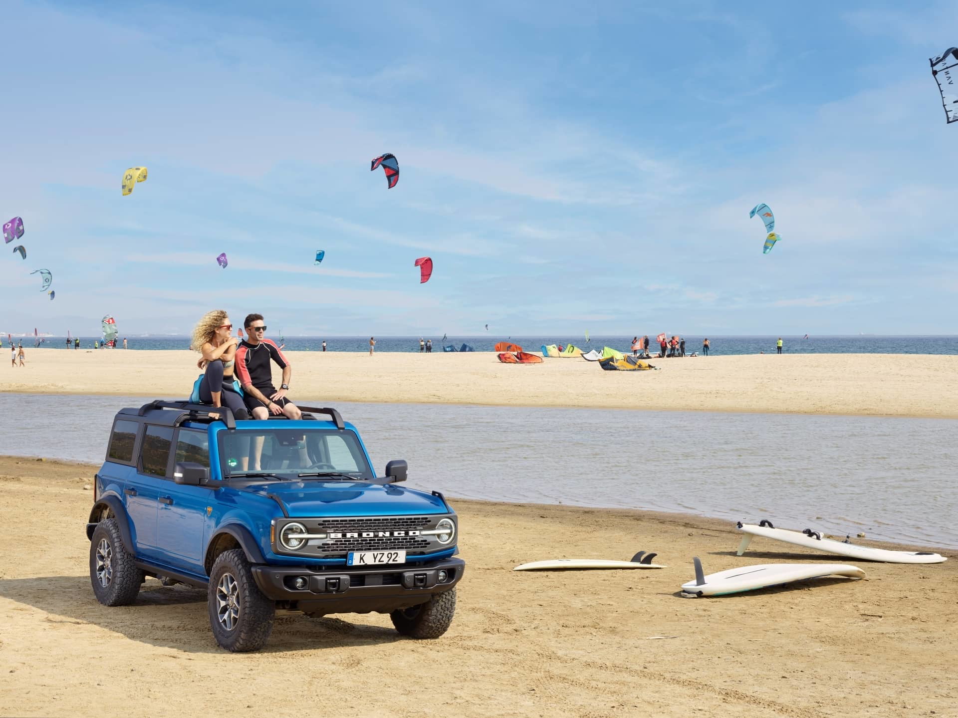 Ford Bronco captado en un idílico entorno de playa, listo para la aventura.