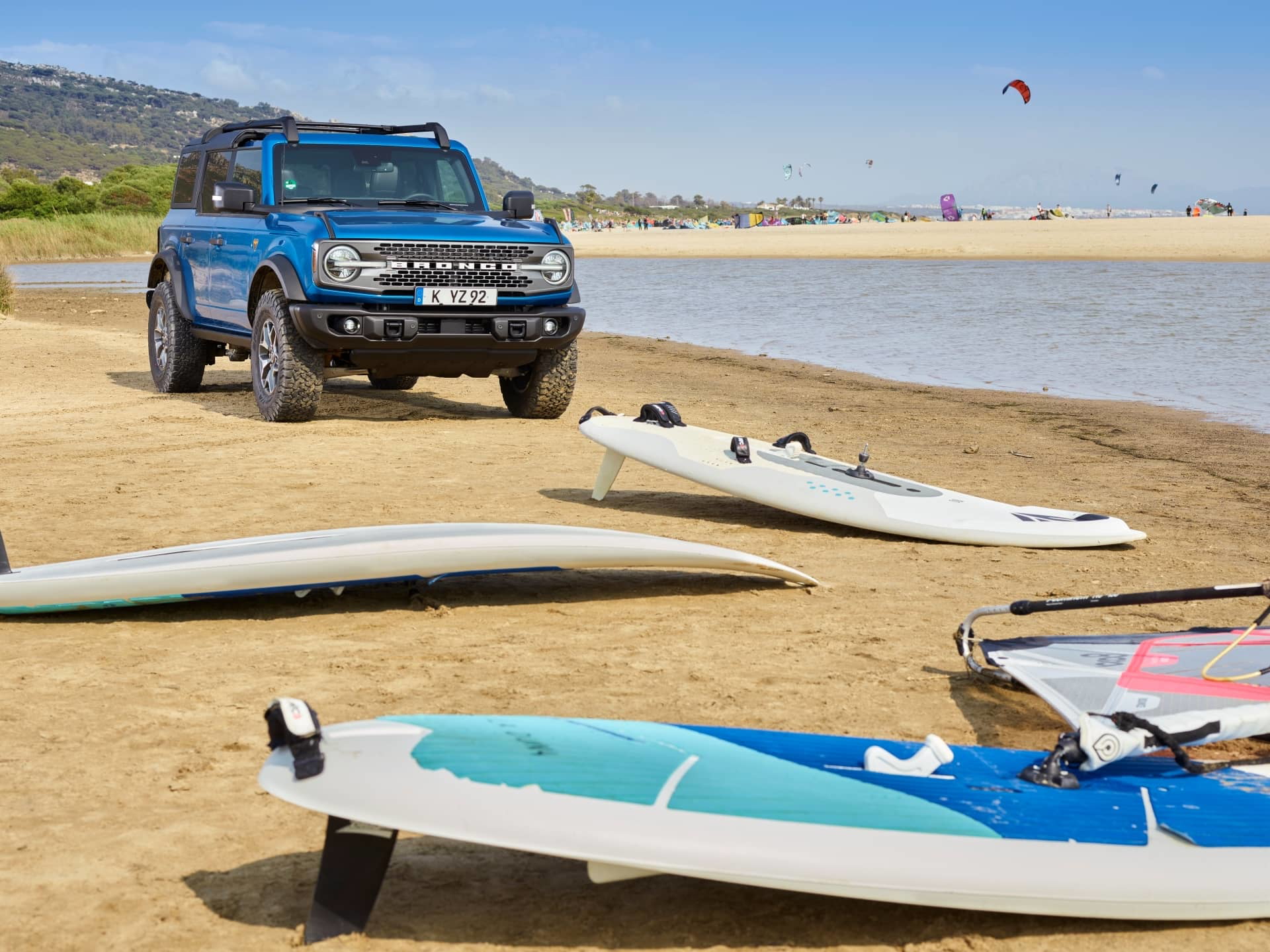 Ford Bronco aparcado en la playa, listo para la aventura.