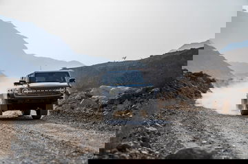Vista delantera y lateral de un Ford Bronco superando terreno accidentado