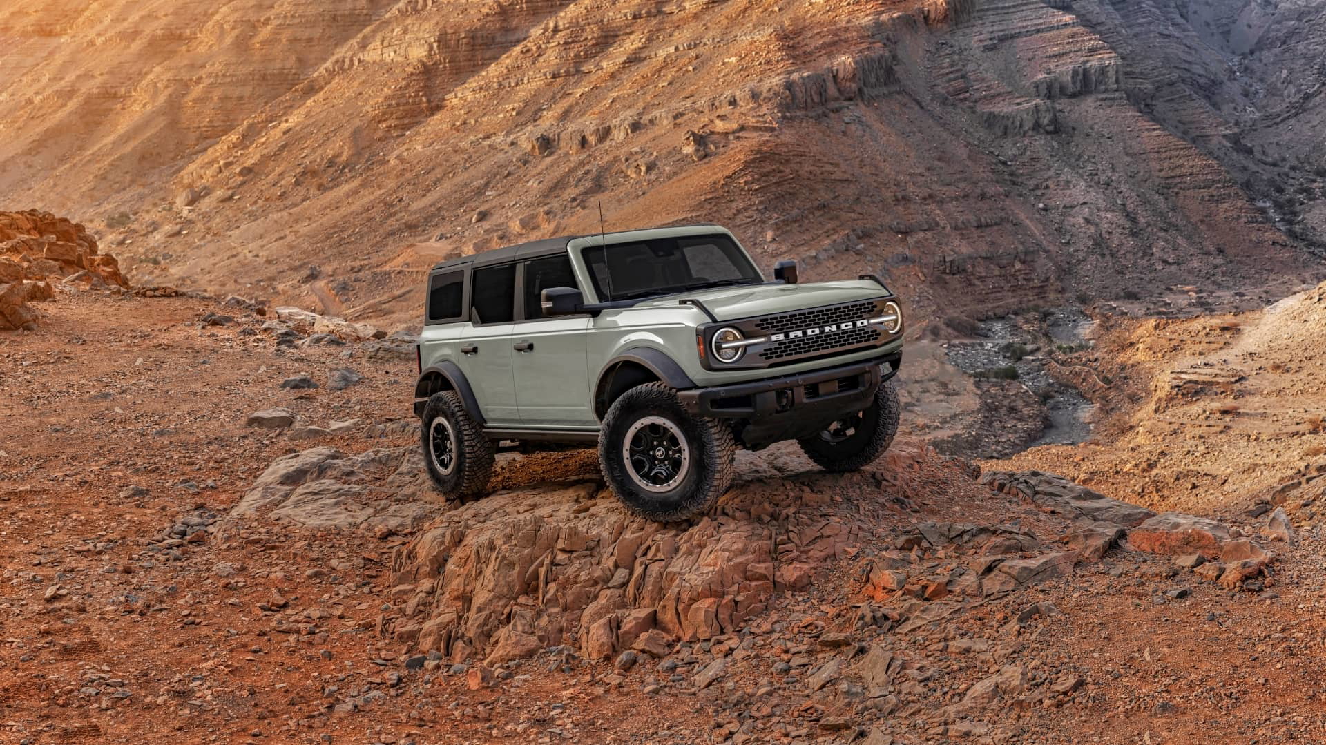 El Ford Bronco supera terreno inclinado con gran habilidad y estilo.