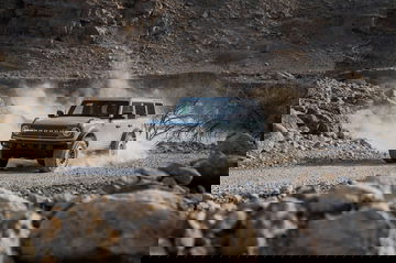 Ford Bronco superando un terreno pedregoso con destreza.