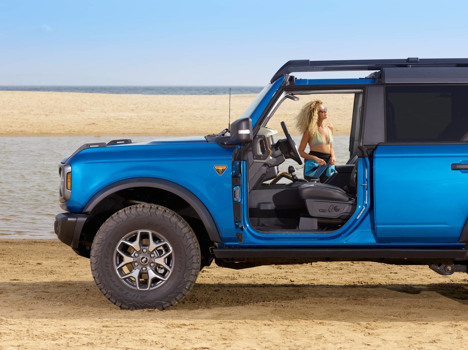 Vista lateral del Ford Bronco con puerta abierta mostrando parte del interior.