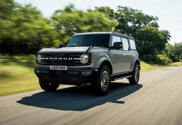 Vista dinámica Ford Bronco, enfatizando su diseño robusto y aventurero.