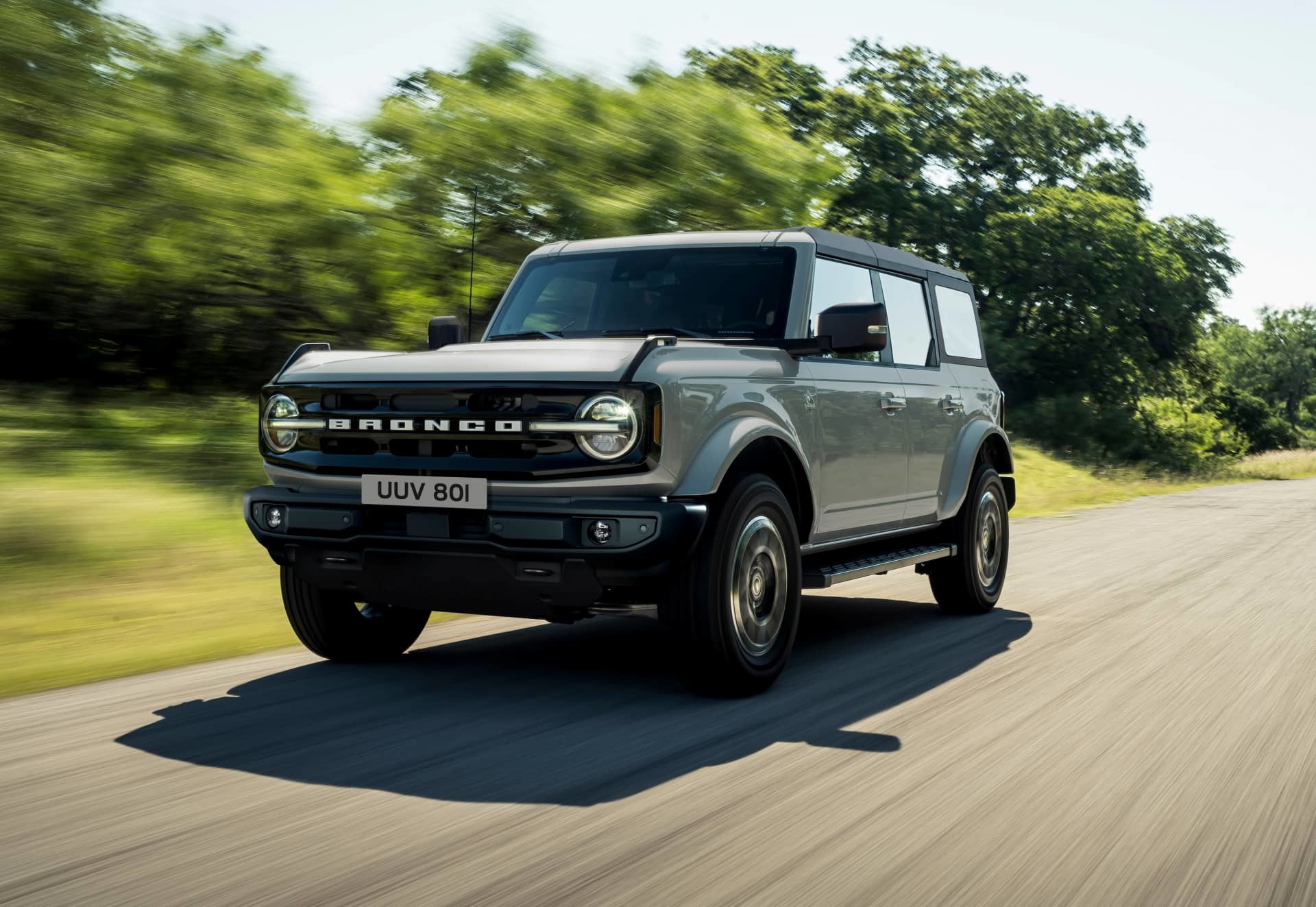 Vista dinámica Ford Bronco, enfatizando su diseño robusto y aventurero.